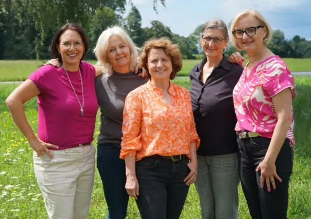 Das Team des Freiwilligenzentrums STELLWERK vor der Geschäftsstelle in der Heidenheim Straße in Günzburg.  | Foto: Freiwilligenzentrum STELLWERK