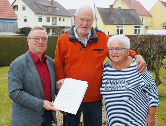 Zum großen Gratulantenkreis beim 90. Geburtstag von Reinhart Stüver (Bildmitte) gehörten auch Meitingens dritter Bürgermeister Rudi Helfert (links) und die Lebensgefährtin des Jubilars, Monika (rechts). | Foto: Peter Heider