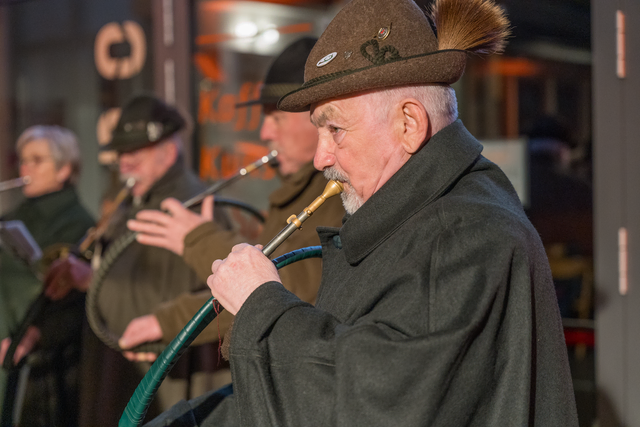 Friedberger Advent 2025 - Die Friedberger Jagdhornbläser musizieren zur Eröffnungszeremonie | Foto: FSeventfoto