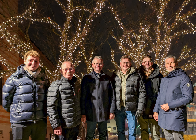 Friedberger Advent 2025. Im Bild v. rechts: Friedbergs Erster Bürgermeister Roland Eichmann. Organisator Daniel Hirte (Verkehrsverein), Verkehrsvereinspräsident und Marktleiter Daniel Götz, MdL Peter Tomaschko, Aichach-Friedbergs Stellvertr. Landrat Manfred Losinger und Organisator Luca Aschenbrenner (Verkehrsverein)  | Foto: FSeventfoto