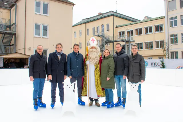 Von links: Christian Wild, Josef Albert Schmid, Oberbürgermeister Frank Kunz, Nikolaus, Andrea Zill, Alexander Jall und Michael Bregel. | Foto: Andreas Albert - Stadt Dillingen 