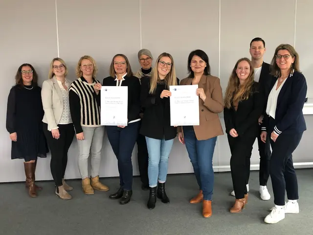 Foto: Strahlende Gesichter bei den Verantwortlichen der Schulpartnerschaft v.l.n.r.: Helena Rigatos, Katharina Mokry, Tina Strizrep,Judith Lindsay, Sandra Holzapfel, Nadine Maier, Ramona Meinzer, Katharina Zienecker, Dominik Füßmann, Christine Baumgartner.