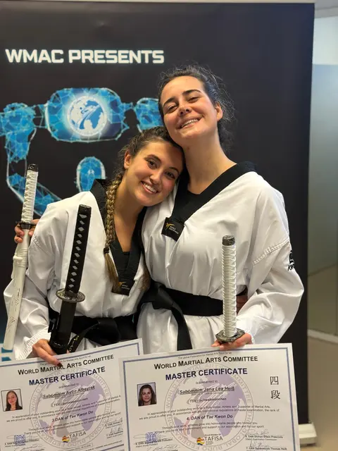 Die Prüflinge des TSV Schwabmünchen v.l. Aylin Albayrak und Jana Heiß