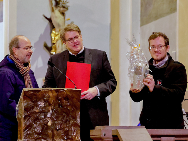 Für 50 Jahre Einsatz in vielen Bereichen des kirchlichen Lebens hat Stadtpfarrer Pater Steffen Brühl Wolfgang Schuss (im Bild links) mit dem Jakobsbecher geehrt.
 | Foto: Pfarrei Friedberg/Bayern
