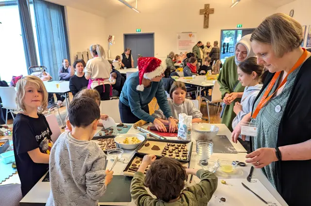 Beim Plätzchenbacken durften die Kinder und Jugendlichen selbst Hand mit anlegen und weihnachtliches Gebäck zubereiten. | Foto: Peter Heider