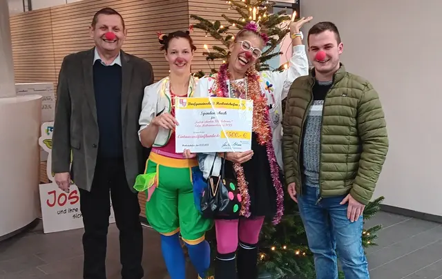 Anton Kraus, "Frau Lupine", "Frau Doktor Bella Donna" und Felix Irsigler bei der Spendenübergabe am Josefinum | Foto: Anton Kraus