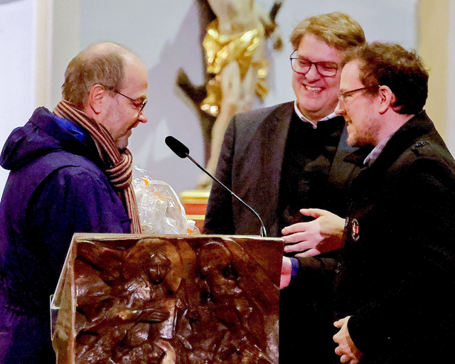 Für 50 Jahre Einsatz in vielen Bereichen des kirchlichen Lebens hat Stadtpfarrer Pater Steffen Brühl Wolfgang Schuss mit dem Jakobsbecher geehrt.
 | Foto: Pfarrei Friedberg/Bayern
