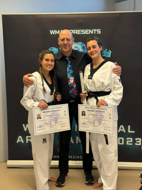 Die Prüflinge mit einem Prüfer. v.l. Aylin Albayrak, Thomas und Jana Heiß