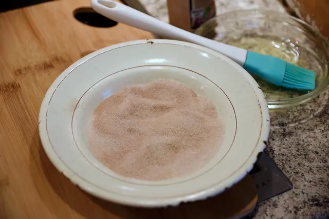 Vor dem Backen mit Eiweiß bestreichen und mit Zucker-Zimt-Mischung bestreuen.