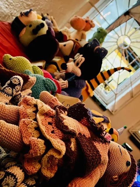 Liebevoll erstellte Puppen und viel mehr, einer der handwerklichen Verkaufsstände auf dem Adventsmarkt der SG Sehnde | Foto: SG Sehnde / jr