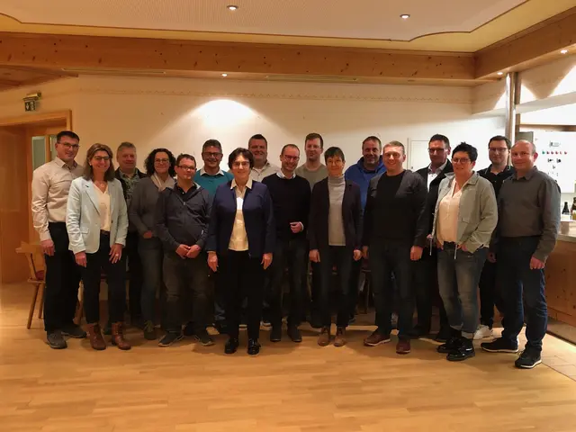 Foto: Die Kandidatinnen und Kandidaten der Freien Wählergruppe Ellgau mit Bürgermeisterkandidatin Christine Gumpp (Mitte mit blauer Jacke). 