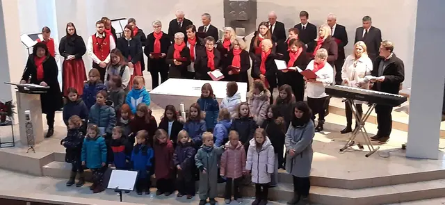 Foto: Josefa Zwerger bedankte sich am Ende einer stimmungsvollen Stunde in St. Ulrich bei allen Beteiligten. (Foto: Franziska Gumpp)