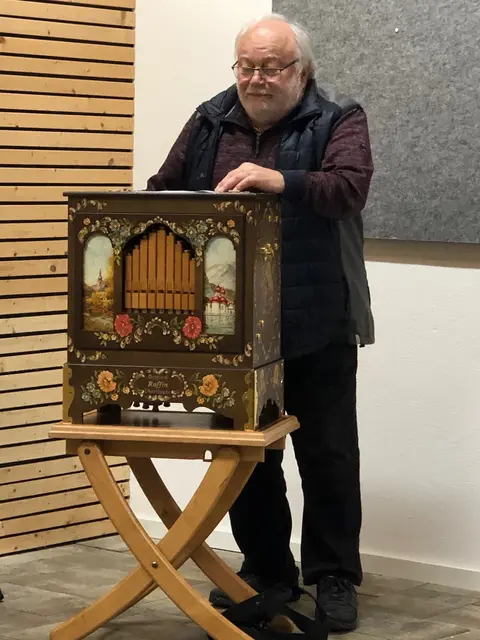 Foto: Rudi Simon erfreute mit adventlichen und weihnachtlichen Weisen bei der adventlichen Feier beim "Baurawanger" in Westendorf.