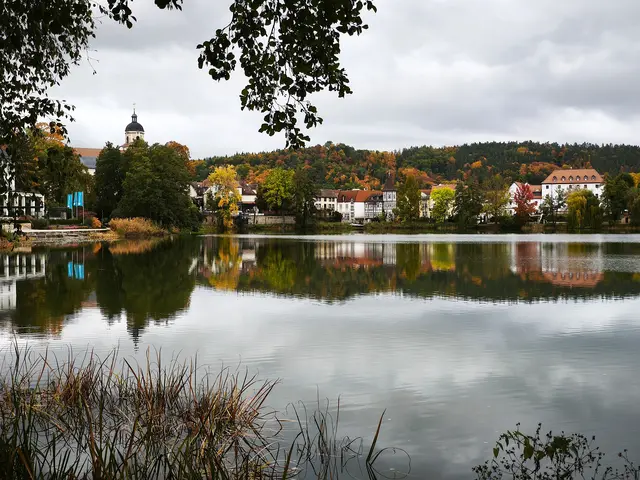 Die Landschaft spiegelt sich im See. | Foto: Shima Mahi