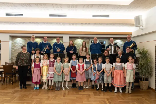 Rektorin Ruth Hundsdorfer (links), Stellvertreterin Susanna Bruglachner (2. v.l.) mit der Tanz-AG der Grundschule Marktoffingen/Maihingen, Museumsleiterin Conny Zeitler (3.v.r) samt Mitarbeiterinnen Hermine Thum (2. v. r) und Barbara Klingler (rechts) vor den Löpsinger Kirbemusikanten unter der Leitung von Karl Kornmann (2. v. r) | Foto: Matthias Meyer