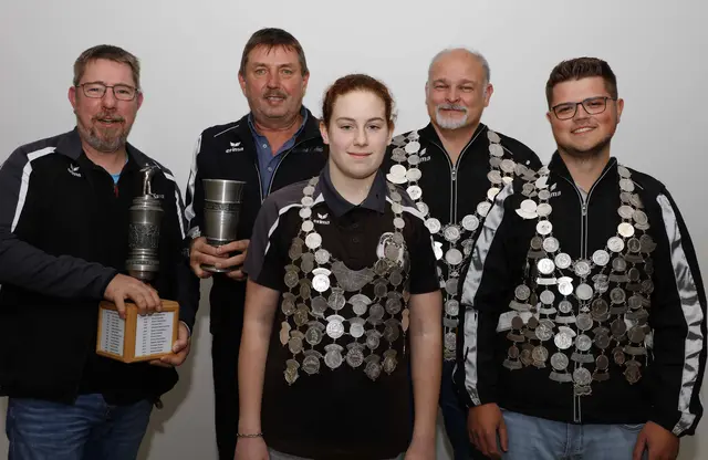 Foto: Strahlende Gesichter gab es bei den Nordendorfer "Burenschützen" bei der neuen Schützenkönigin und den neuen Schützenkönigen. (Foto: Dieter Herber)