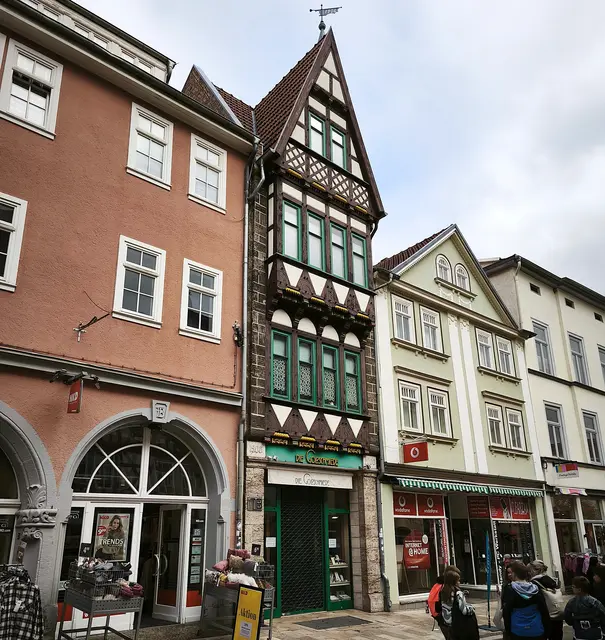 Auch hier gibt es ein sehr schmales Haus. | Foto: Shima Mahi