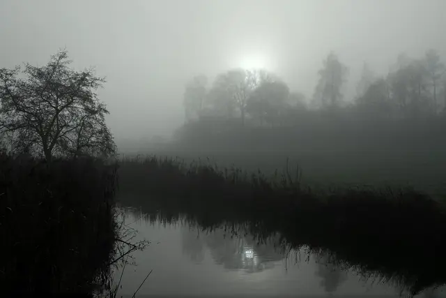 Die Sonne schafft es nicht durch die graue Wand