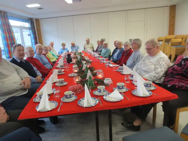 Hier sieht man den schön gedeckten Tisch und zum Teil freundliche Gesichter.
