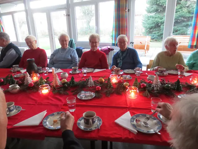 Durch das Fenster kann man die Leutchen schlecht sehen.