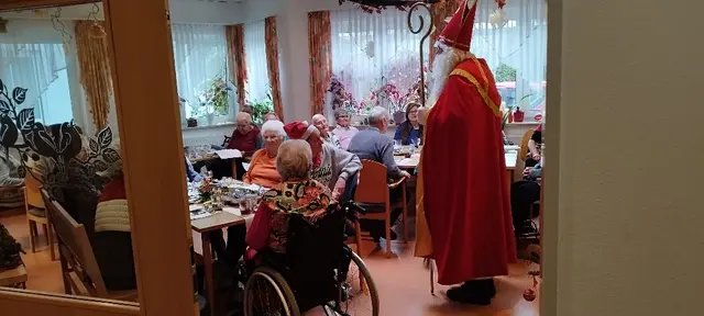 Weihnachtsfeier in der Tagespflege der Ökumenischen Sozialstation Gersthofen u. Umgebung. Die Bewohner hatten einen vergnüglichen und fröhlichen Nachmittag und lauschten alten und bekannten Liedern. | Foto: Ökumenische Sozialstation Gersthofen u. Umgebung