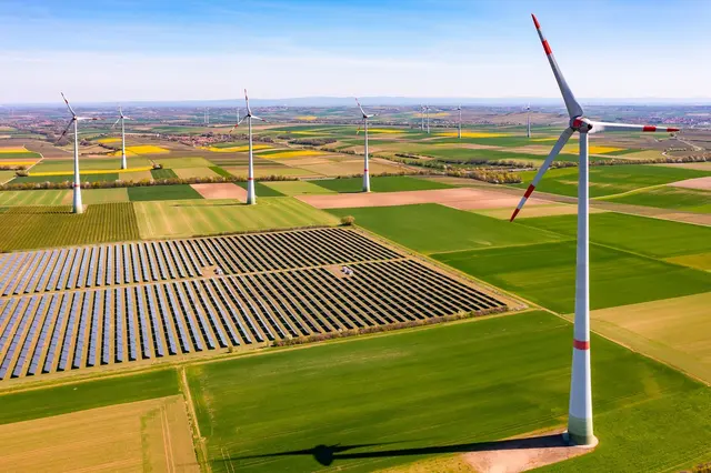Mit erneuerbaren Energien aus Wind und Sonne wird Deutschlands Stromversorgung klimaneutral. | Foto: Quelle: reisezielinfo / Adobe Stock