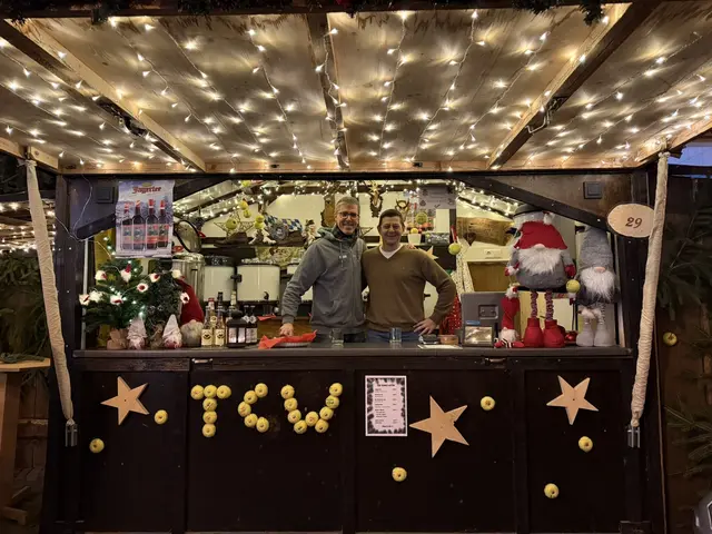 Sportwart Peter Thurner und Vorstand Michael Kreutmayr ließen es sich nicht nehmen am Eröffnungstag gleich für die Gäste auszuschenken.