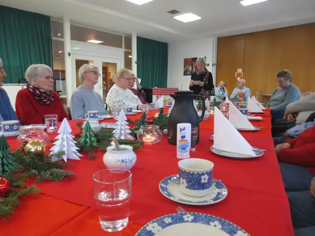 Edith liest gerade eine Geschichte vor.