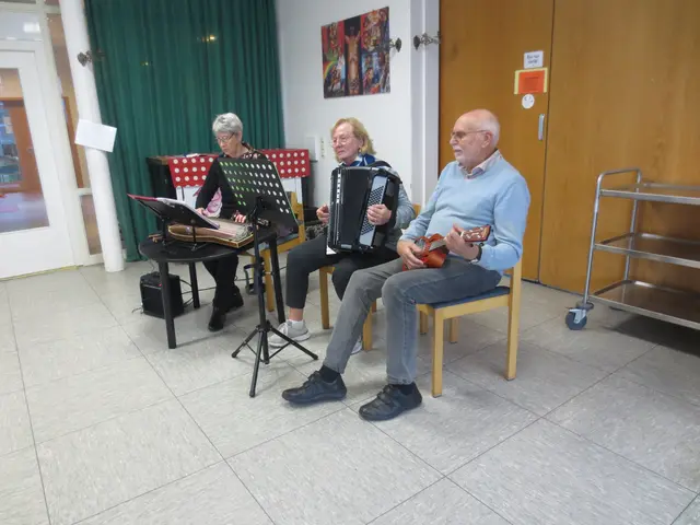 Edith hatte Freunde mitgebracht, so spielten sie zusammen, Akkordeon , Ukulele und Zither.