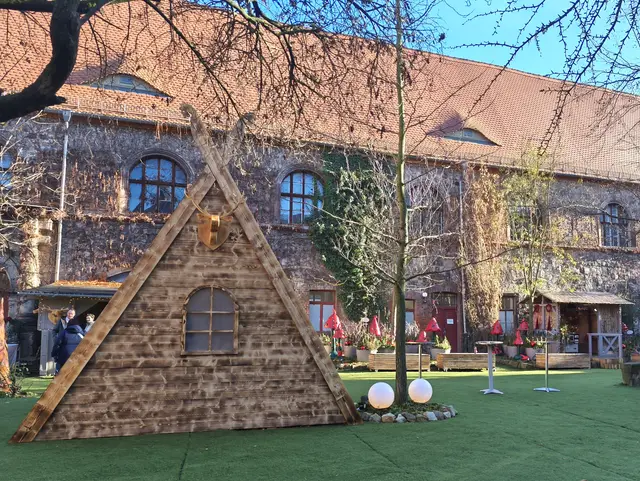 Hütten mit Bänken und Decken