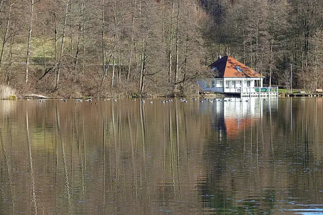 Rund um das Fischerhaus leuchtet das Wasser in allen Farben