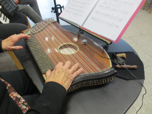 Hier ist Edith beim Zitherspielen.