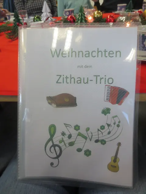 Aus diesem Gesangbuch haben wir viele Lieder gesungen, doch die meißten kannten wir so.
Auch die Weihnachtsbäckerei konnten wir ohne Buch singen.