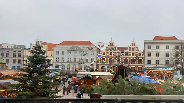Der Weihnachtsmarkt beginnt um 11 Uhr. Foto: Helmut Kuzina