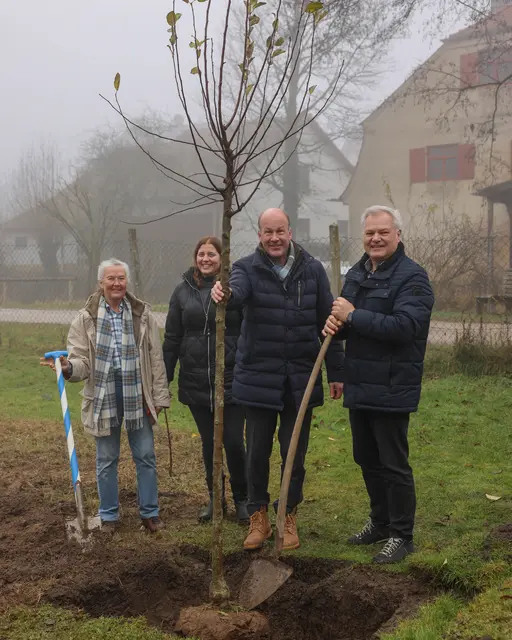 Museumsgründerin Barbara Seidenschwann, Christina Eiden, Leitung des Klostermühlenmuseums Thierhaupten, Landrat Martin Sailer und Toni Brugger, Stiftungsrat der Stiftung Klos-termühle Thierhaupten, pflanzten gemeinsam einen Apfelbaum in den Mühlengarten. | Foto: Lina Prinzesing