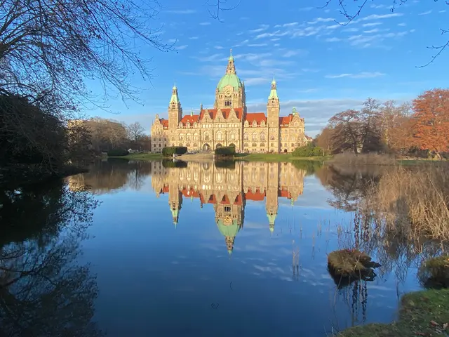 Das Neue Rathaus von Hannover nachmittags vom Maschpark aus gesehen