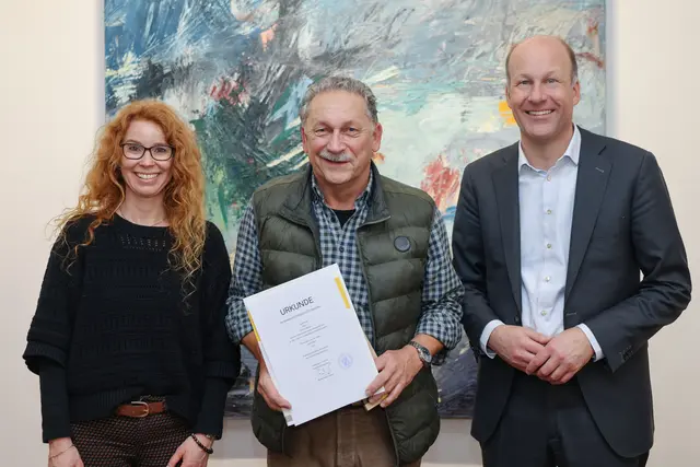 Landrat Martin Sailer (rechts) und Kerstin Holzapfel, Fachbereichsleiterin Naturschutz, Jagd und Fischerei, bestellten Roland Fälschle im Landratsamt kürzlich als neuen ehrenamtlichen Natur-schutzwächter. | Foto: Julia Pietsch