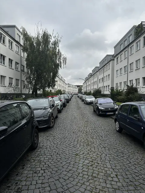 Die Rodenkirchen-Fraktion setzt sich für den Erhalt zahlreicher Parkplätze im Stadtbezirk Rodenkirchen ein. Jüngstes Beispiel Zollstock, Bornheimer Straße. | Foto: Frei von Rechten Dritter