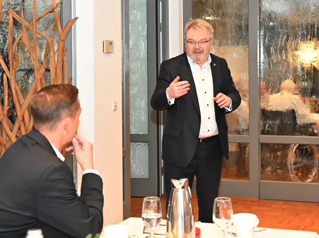 Thomas Hermann, 1. Bürgermeister von Hannover, ist nach Mittelfeld gekommen.