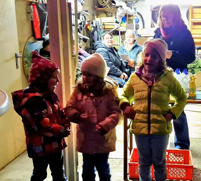 Die Kinder stimmten das Lied "In der Weihnachtsbäckerei" an und die alten stimmten ein.