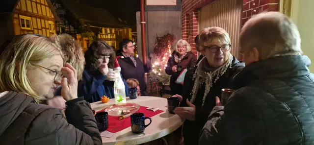 Beim Glühwein in gemütlicher Runde wurde über dies und das gesprochen.