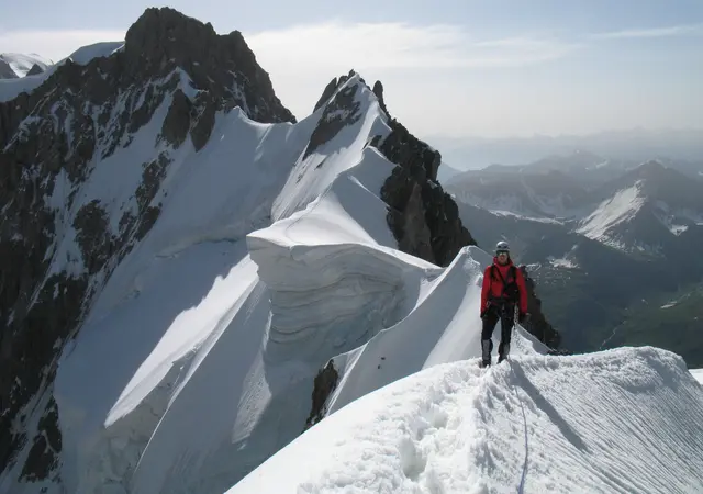Es ist atemberaubend, ihn auf schmaler Spur zu übersteigen. Nach links geht es 1000 Meter tief hinunter, nach rechts 2200 Meter. In seinem Mittelbereich liegt das berühmte Tortenstück.  | Foto: Kurt Wolter 