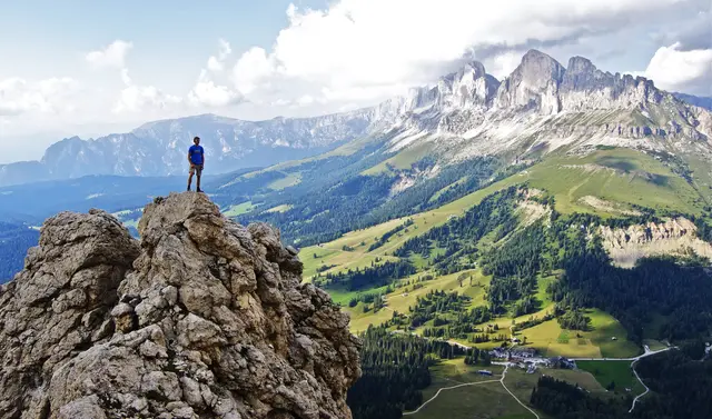 Von einem kleinen Gipfel über dem Karerpass in den Dolomiten, geht der Blick zum Rosengarten und zum Schlern hinüber. | Foto: Kurt Wolter