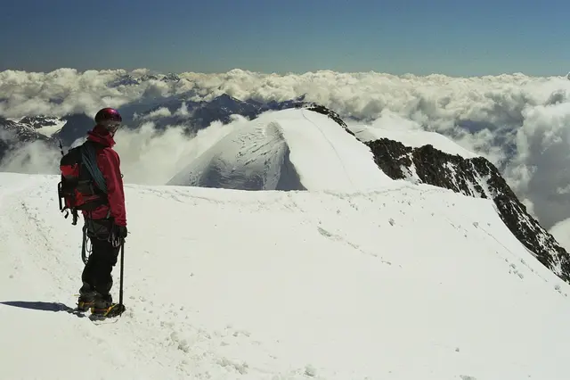 Hoch über den Wolken. Vom Mittelgipfel des Piz Palü zum Ostgipfel. | Foto: Kurt Wolter