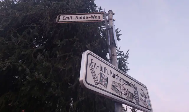 Das Straßenschild "Emil-Nolde-Weg" darf bzw. sollte nicht entfernt werden.
