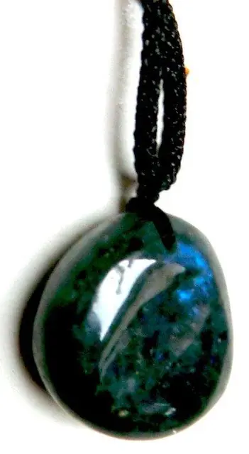 die blauen Tränen des Labradorits. plötzlich blitzen sie ins Sonnengelb, ins Meeresgrün  oder verlöschen ins Dunkel tiefschwarzer Nacht.