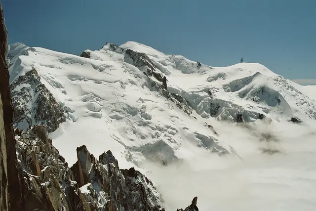 Beim Aufstieg zum Mont Blanc müssen die beiden steilen Firnflanken des Mont Tacul und des Mont Maudit erklommen werden. | Foto: Markus Wolter