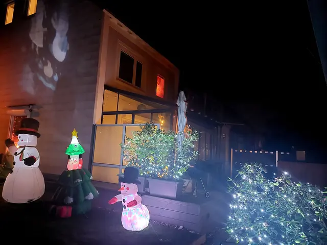 Weihnachtliche Impressionen an der Hauswand und im Garten eines Hauses im Emil-Nolde-Weg.