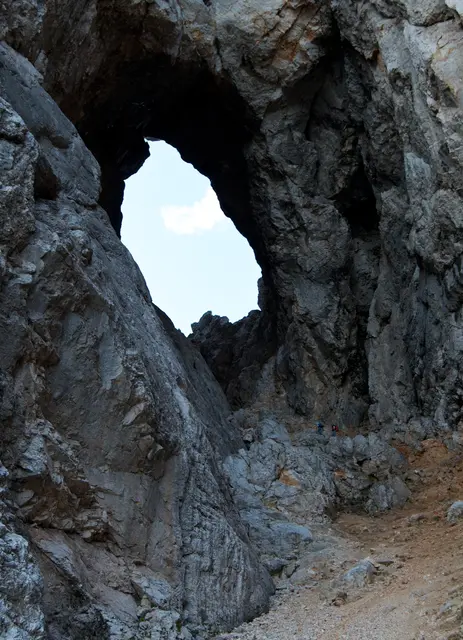 Ein Wunder der Natur! In Slowenien in den Julischen Alpen muss ein fast 100 Meter hohes Felsenfenster beim Aufstieg zum Prisank wie durch einen Tunnel durchstiegen werden. | Foto: Kurt Wolter