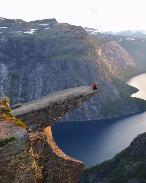 So auch an der Trolltunga, der Trollzunge. Der Sitzplatz, mit viel Luft unter den Füßen, ist atemberaubend. | Foto: Markus Wolter